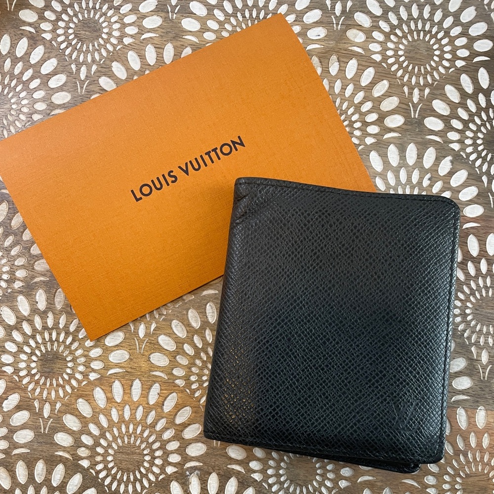 8188 LOUIS VUITTON Black Taiga Leather Bifold Wallet with pop up coin purse